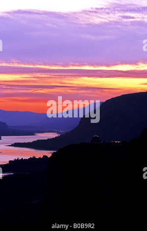 Le lever du soleil sur la Columbia Gorge w du fleuve Columbia au-dessous de l'Oregon USA Banque D'Images