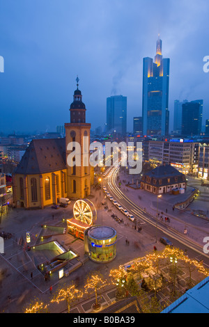 St Katherine' s, l'Église Katharinenkirche, et le centre-ville de Francfort, au crépuscule, en Hesse, Allemagne, Europe. Banque D'Images