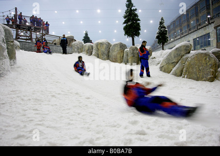 Pente de traîneau dans le centre de ski indoor Ski Dubaï, Émirats Arabes Unis Banque D'Images