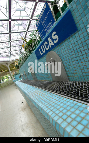 Des robinets d'eau dans la Halle des sources à Vichy thermal Spa, Auvergne, France, Europe Banque D'Images