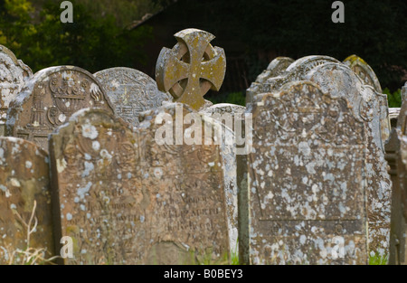 Pierres tombales au St Michael's Church in village de Ewyas Harold l'Herefordshire Angleterre UK Banque D'Images