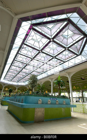 Des robinets d'eau dans la Halle des sources à Vichy thermal Spa, Auvergne, France, Europe Banque D'Images