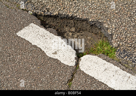 Un pot ^trou dans la route, au Royaume-Uni. Banque D'Images