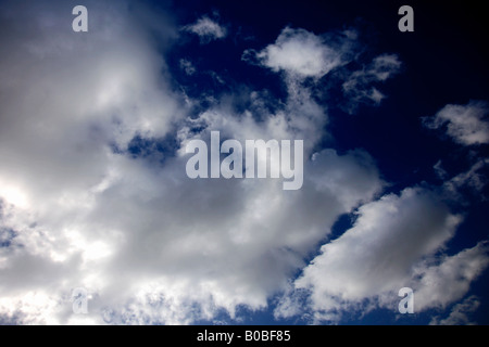 Cumulus Fractus nuages Deep blue sky polarisée UK générique Banque D'Images