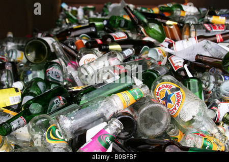 L'alcool et de boissons gazeuses vides les bouteilles en un aller pour le recyclage à l'extérieur d'une maison publique au Yorkshire Banque D'Images