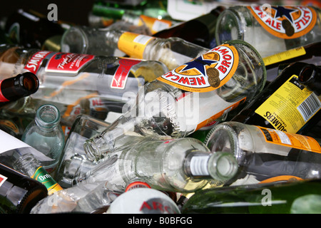 L'alcool et de boissons gazeuses vides les bouteilles en un aller pour le recyclage à l'extérieur d'une maison publique dans le Yorkshire. Banque D'Images