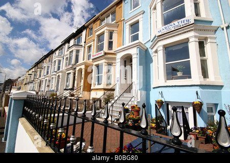 Rangée de maisons en terrasse en plein soleil avec grand angle à Bridlington. Banque D'Images