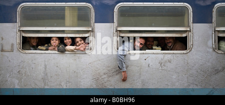 Les voyageurs à bord du train du Caire Assouan à Louxor en Égypte sur stop Banque D'Images