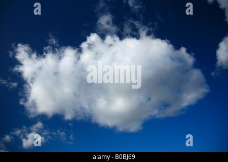 Cumulus Fractus nuages Deep blue sky polarisée UK générique Banque D'Images