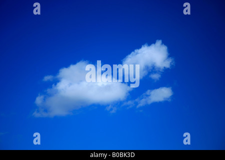 Cumulus Fractus nuages Deep blue sky polarisée UK générique Banque D'Images