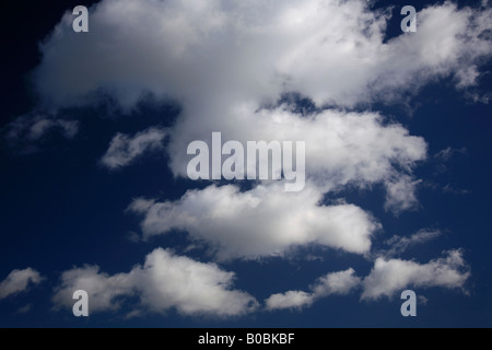 Cumulus Fractus nuages Deep blue sky polarisée UK générique Banque D'Images