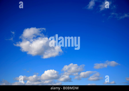 Cumulus Fractus nuages Deep blue sky polarisée UK générique Banque D'Images