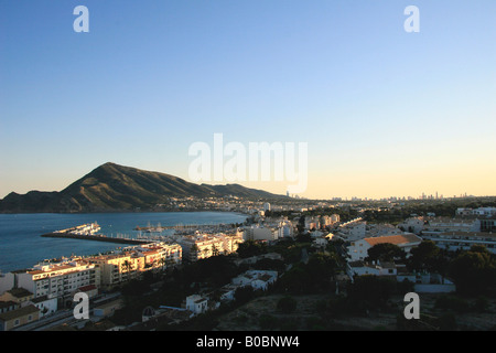 Vue sur le port et la baie en direction du village d'Albir, Altea près de Benidorm, Costa Blanca, Espagne Banque D'Images