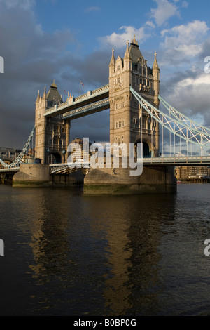 Tower Bridge à Londres allumé par la forte lumière du soleil du soir s'étend sur la Tamise Banque D'Images