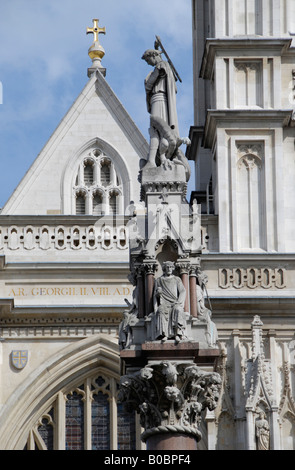 Détail architectural face nord de l'abbaye de Westminster et de colonne commémorative London England Banque D'Images