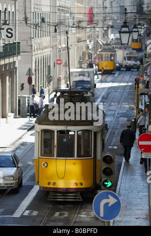 Portugal Lisbonne tramways dans les rues de Baixa Banque D'Images