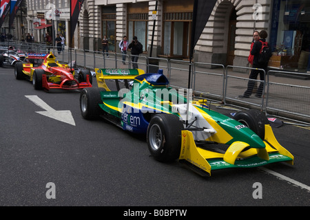 Les voitures de course A1 GP du Brésil et de la Chine sur une grille d'affichage à St James à Londres 2008 UK Banque D'Images