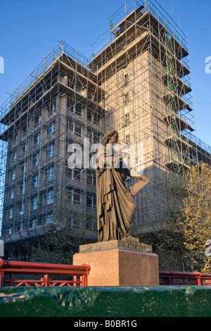 Une statue sur viaduc hoborn avec la construction dans l'arrière-plan Banque D'Images