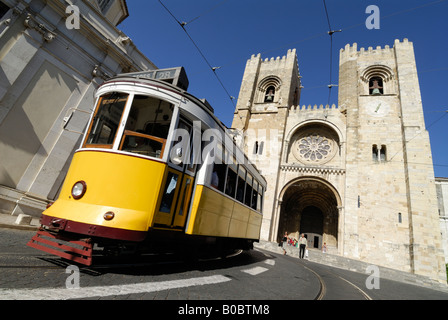 Lisbonne Portugal Le Pas de tramway 28 passe la cathédrale Sé Banque D'Images