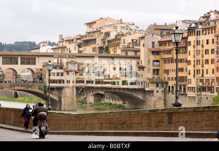 À la recherche de Lungarno del Acciaioli vers Ponte Vecchio et l'Arno, Florence, Italie Banque D'Images