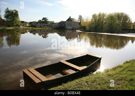 Rivière Gartempe passant par Nalliers, Poitou Charente, France Banque D'Images