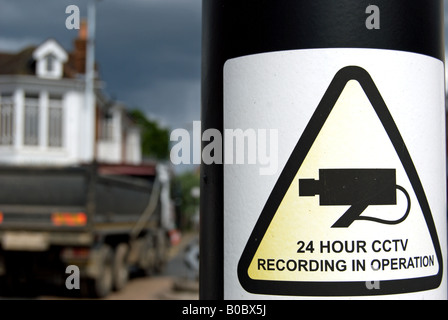 Un panneau met en garde de 24 heures d'enregistrement de vidéosurveillance à l'opération, sur un carrefour en east molesey, Surrey, Angleterre Banque D'Images