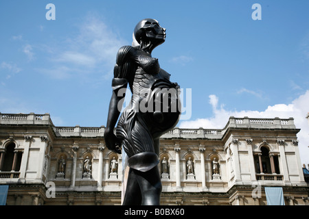 Statue de Vierge Mère de Damien Hirst dans la cour de l'Académie Royale, Mayfair, Londres Banque D'Images