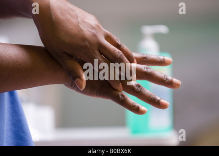 Une infirmière se lave les mains sur un hôpital Banque D'Images
