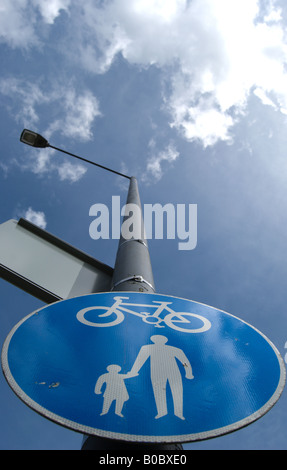 Panneau routier britannique fixé sur un lampadaire indiquant une voie partagée par les piétons et les cyclistes Banque D'Images