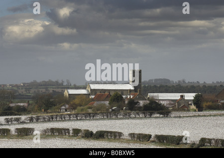 Neige scène de village avec l'église All Saints Wighton Mars UK Norfolk Banque D'Images