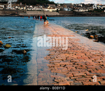 Les personnes qui traversent le sentier de St Michaels Mount pour Cornwall Marazion UK Banque D'Images