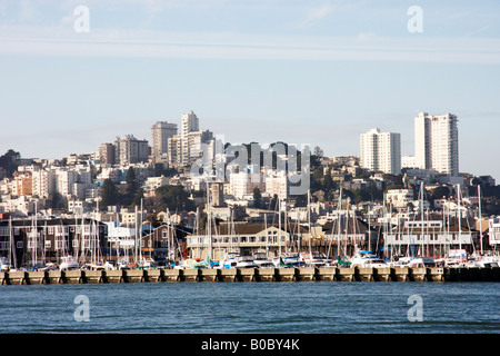 Port de Plaisance de San Francisco a photographié de l'ancienne prison fédérale sur l'île d'Alcatraz dans Golden Gate Bay Banque D'Images