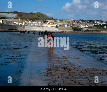 Les personnes qui traversent le sentier de St Michaels Mount pour Cornwall Marazion UK Banque D'Images