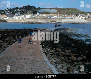 Les personnes qui traversent le sentier de St Michaels Mount pour Cornwall Marazion UK Banque D'Images