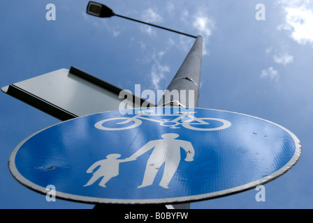 Panneau routier britannique fixé sur un lampadaire indiquant une voie partagée par les piétons et les cyclistes Banque D'Images