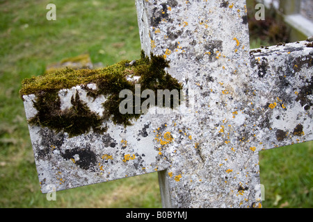 Pierre tombale moussue cross close up Banque D'Images