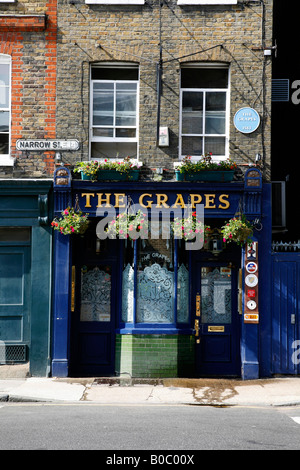 Les raisins pub sur rue étroite, Limehouse, Londres Banque D'Images