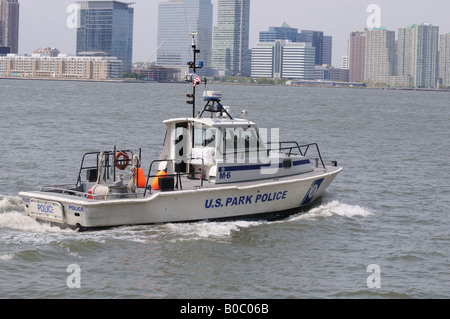 Un bateau de police sur la rivière Hudson qui s'étend entre New York et du New Jersey Banque D'Images