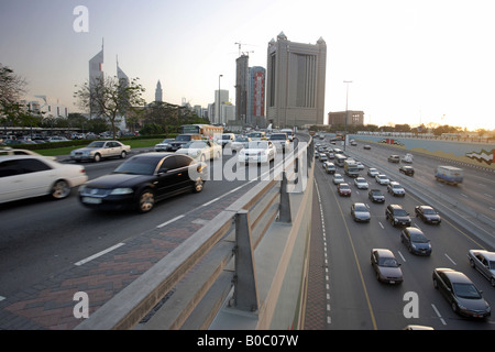 L'heure de pointe sur la Sheikh Zayed Road, Dubaï, Emirats Arabes Unis Banque D'Images