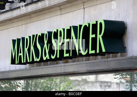 Marks and Spencer un signe sur le magasin dans le centre-ville de Birmingham, UK Banque D'Images