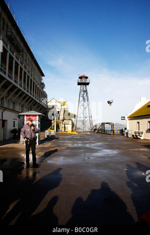 Gardien de prison d'Alcatraz et le guide accueille les touristes sur une journée de visite de la visite ,Guard Tour d'observation est en arrière-plan Banque D'Images