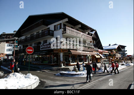 Soirée shot montrant Delevey Sport, une boutique de ski et ski-home centre dans la station de ski de Les Gets, France Banque D'Images