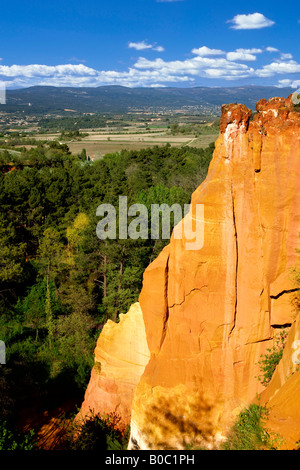 Falaise près du village de Roussillon en Provence Banque D'Images