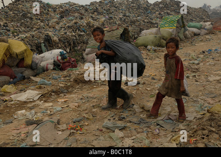 Les charognards,vivant dans l'enfer, sur terre...le garbage dump(Stung Meanchey) Banque D'Images