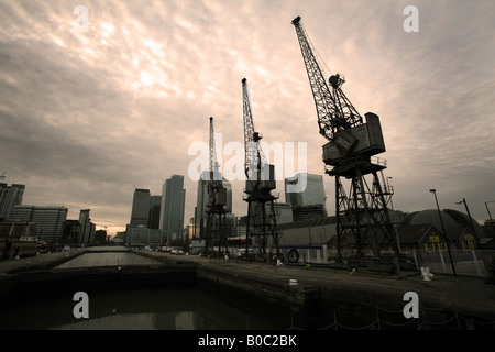 Grues portuaires abandonnés à Canary Wharf est de Londres. Banque D'Images