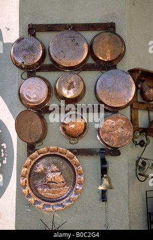 Italie, Ombrie, Norcia, casseroles en cuivre Banque D'Images