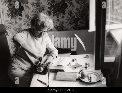 LENI RIEFENSTAHL - le réalisateur allemand vu ici dans son appartement parisien à propos de 1970 Banque D'Images