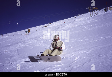 Snowboarder dans le parc naturel de Sierra Nevada Granada, Andalousie Espagne Banque D'Images