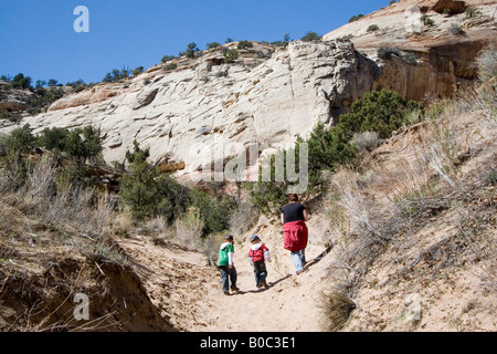 USA - Utah. Les randonneurs de Calf Creek Recreation Area dans Grand Staircase - Escalante National Monument. Banque D'Images