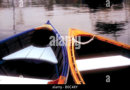 Deux bateaux flottent sur Seattle's Lake Union. Banque D'Images